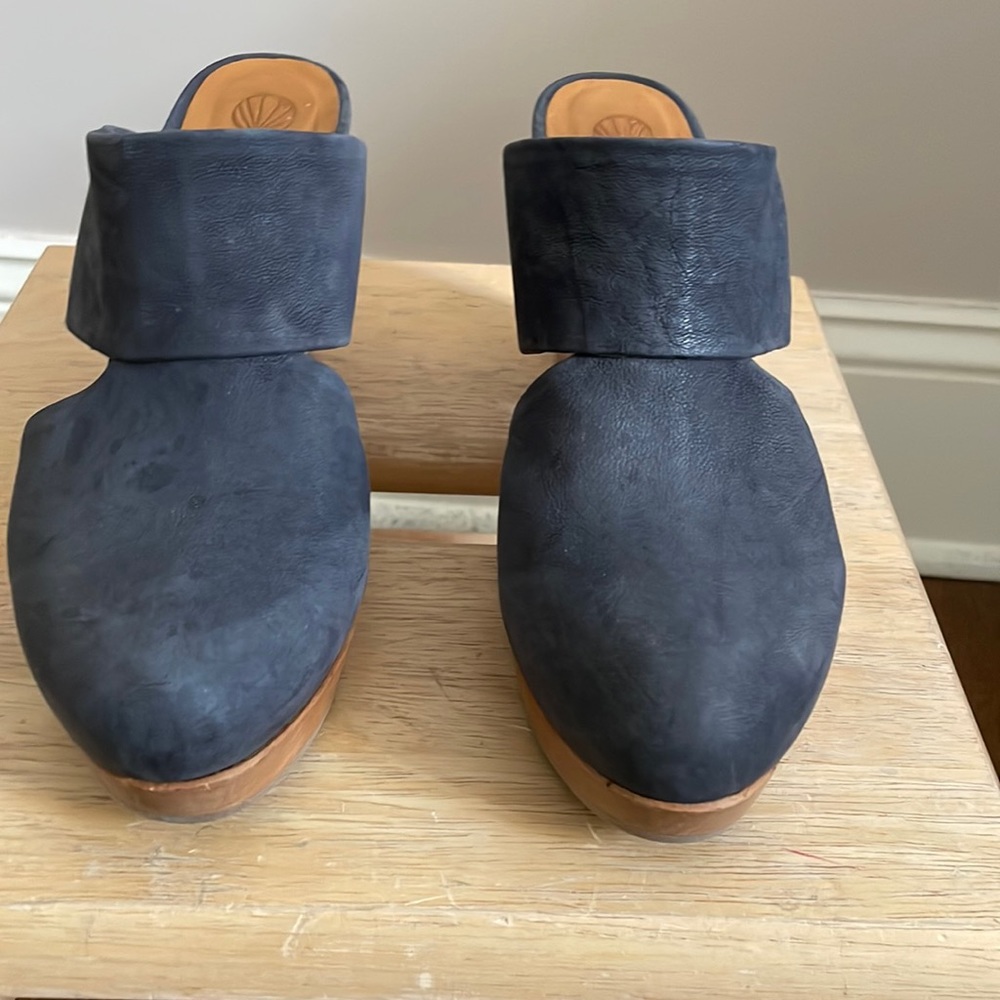 Leather clogs